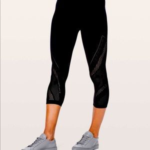 Lululemon Reveal Crop Interconnect *18"